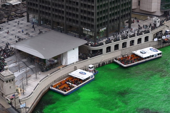 Chicago Nehri yeşile boyandı